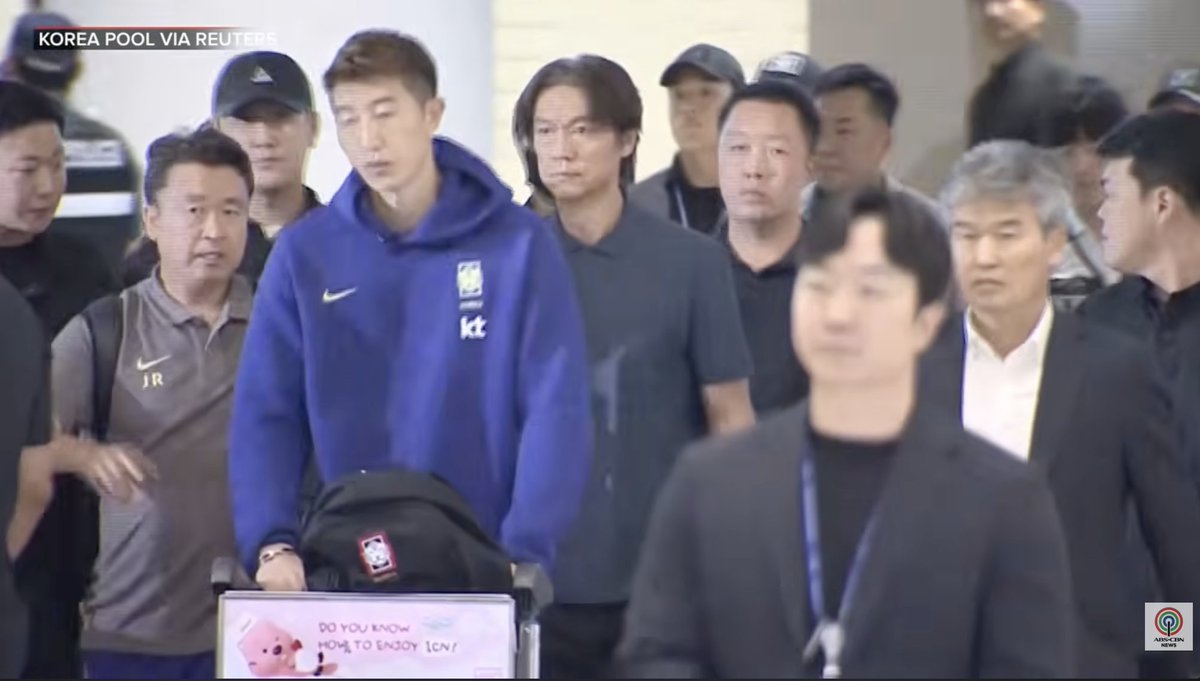 LambeSahamjja's tweet photo. Jujur ya, budaya cancel culture di Korea Selatan emang serem banget. tadi baru lihat momen pas timnas Korea Selatan baru pulang dan disambut di bandara. Bukannya dikasih semangat, pelatihnya malah dihujat habis-habisan. 

Padahal mereka baru tiba subuh, tapi udah ada massa yang nunggu sambil bawa genderang, teriak-teriak, bahkan sampai nyerang secara personal dan bawa-bawa keluarganya.