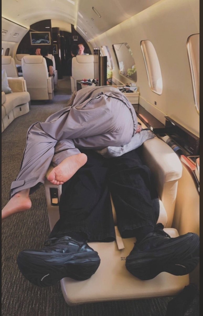 kjiemomn's tweet photo. he’s crazy but he’s mine | #jikookau #kookminau 

🐰nunca imaginó que terminaría siendo cancelado por subir fotos de su novio.

Y 🐥 tampoco esperó que al abrir twitter lo primero que viera, sería a su novio discutiendo con cientos de sus fans que lo acusaban de sasaeng. https://t.co/ze3ZmfZnlq