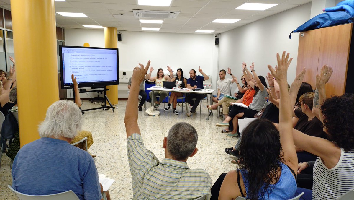 DreceraSccl's tweet photo. Dissabte vam celebrar l'ass. ordinària, on es va aprovar l'activitat social i econòmica del 2025.  Es va acordar començar a executar millores salarials pendents del conveni de referència. I vam fer un comiat de la 4a sòcia que es jubila, la Núria Cortés, sort en la nova etapa! https://t.co/p6QGdRegfZ