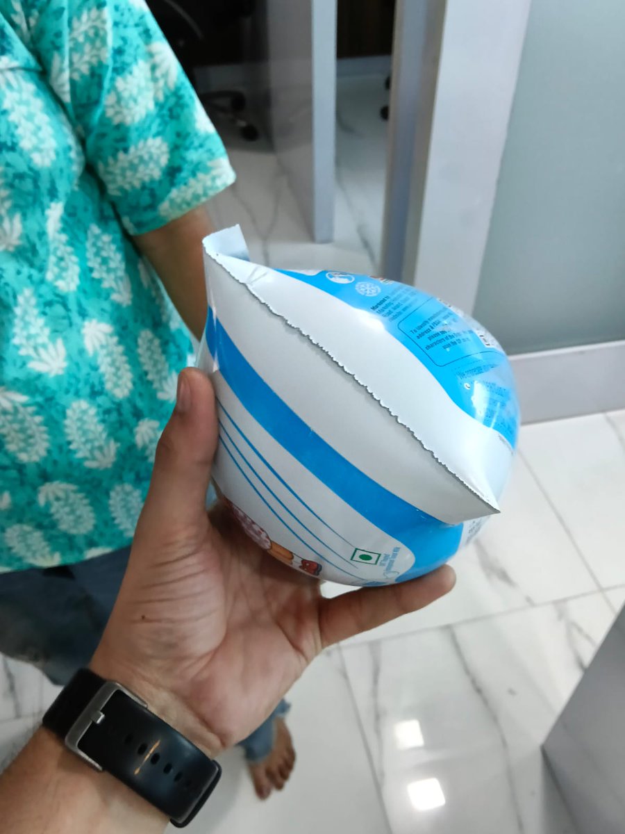 KunalRaghubans1's tweet photo. Bought an Amul Moti Milk packet from @letsblinkit &amp; received it fully swollen,making it unsafe for consumption.Despite sharing proof, blinkit refused to help.Request @Amul_Coop to investigate this serious quality issue &amp; @blinkitcares to take responsibility &amp; provide resolution https://t.co/wRdrJLFQqa