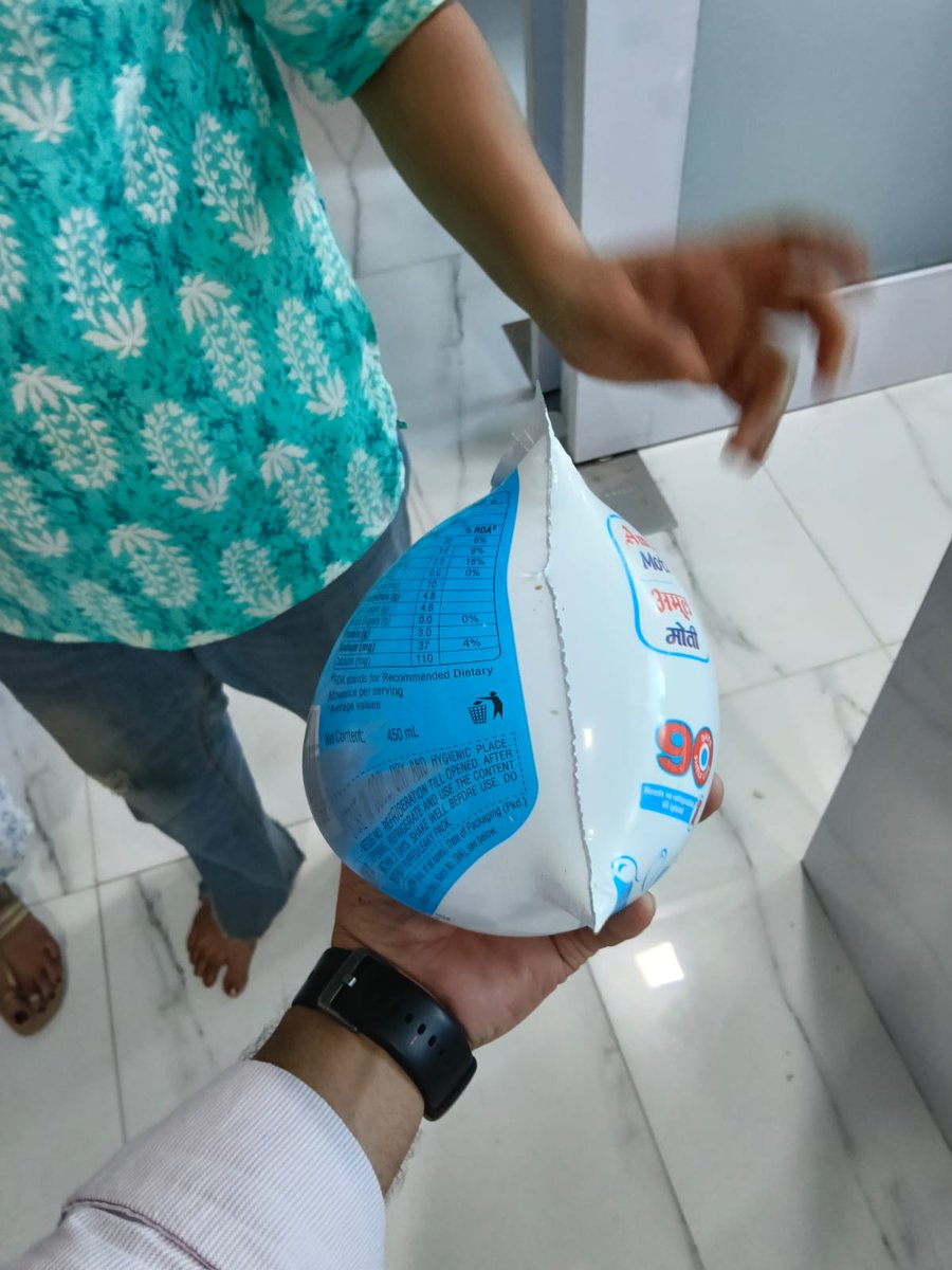 KunalRaghubans1's tweet photo. Bought an Amul Moti Milk packet from @letsblinkit &amp; received it fully swollen,making it unsafe for consumption.Despite sharing proof, blinkit refused to help.Request @Amul_Coop to investigate this serious quality issue &amp; @blinkitcares to take responsibility &amp; provide resolution https://t.co/wRdrJLFQqa