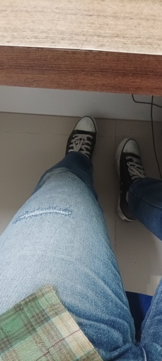 mangdylan88's tweet photo. In this economy: gaji mepet UMR, punya celana jin satu-satunya. Robek karena bahan denimnya sudah lapuk pun aku jahit, kok 🥺. https://t.co/1WWVgYRJhL