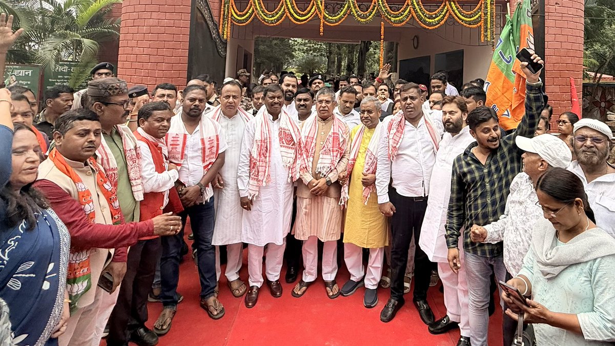 AdityaPdSahu's tweet photo. आज हूल दिवस के पावन अवसर पर राँची के मोरहाबादी स्थित वीर शहीद सिदो मुर्मू एवं कान्हू मुर्मू की प्रतिमा पर नेता प्रतिपक्ष आदरणीय श्री बाबूलाल मरांडी जी एवं पूर्व मुख्यमंत्री आदरणीय श्री अर्जुन मुंडा जी के साथ माल्यार्पण कर श्रद्धासुमन अर्पित किए।

इस अवसर पर हूल क्रांति के महानायकों के अद्वितीय शौर्य, त्याग, बलिदान और मातृभूमि की स्वतंत्रता के लिए उनके संघर्ष को विनम्र श्रद्धांजलि अर्पित की।

इस अवसर पर मुख्य सचेतक श्री नवीन जायसवाल जी, पूर्व विधायक श्री राम कुमार पाहन जी, महानगर अध्यक्ष श्री वरुण साहू जी सहित भारतीय जनता पार्टी के जिला पदाधिकारी, मंडल पदाधिकारी, वरिष्ठ कार्यकर्तागणों ने वीर शहीदों को श्रद्धासुमन अर्पित किया।

@blsanthosh