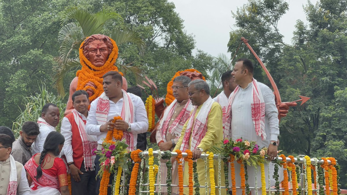 AdityaPdSahu's tweet photo. आज हूल दिवस के पावन अवसर पर राँची के मोरहाबादी स्थित वीर शहीद सिदो मुर्मू एवं कान्हू मुर्मू की प्रतिमा पर नेता प्रतिपक्ष आदरणीय श्री बाबूलाल मरांडी जी एवं पूर्व मुख्यमंत्री आदरणीय श्री अर्जुन मुंडा जी के साथ माल्यार्पण कर श्रद्धासुमन अर्पित किए।

इस अवसर पर हूल क्रांति के महानायकों के अद्वितीय शौर्य, त्याग, बलिदान और मातृभूमि की स्वतंत्रता के लिए उनके संघर्ष को विनम्र श्रद्धांजलि अर्पित की।

इस अवसर पर मुख्य सचेतक श्री नवीन जायसवाल जी, पूर्व विधायक श्री राम कुमार पाहन जी, महानगर अध्यक्ष श्री वरुण साहू जी सहित भारतीय जनता पार्टी के जिला पदाधिकारी, मंडल पदाधिकारी, वरिष्ठ कार्यकर्तागणों ने वीर शहीदों को श्रद्धासुमन अर्पित किया।

@blsanthosh