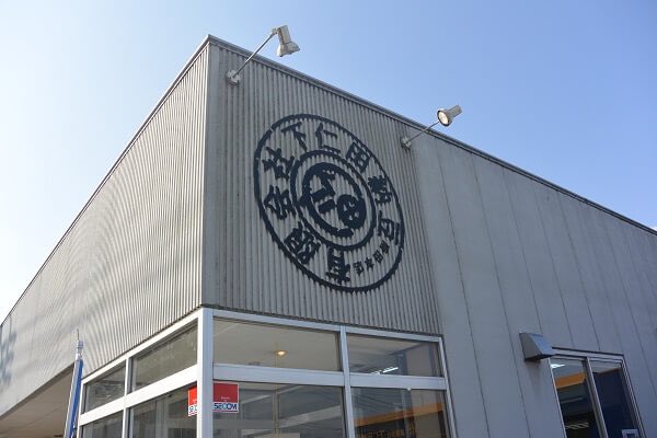 Ptaro_chan's tweet photo. 実家は地方の小さな納豆屋
　↓
店舗はなく、両親が手作りし、近所に引き売り
　↓
「こんな先細りの商売なんてしたくない！」
　↓
早くこの街を出ようと上京
　↓
住宅機器メーカーのエンジニアとして就職
　↓
30歳のとき、家族のそろった席で、父が一言…
　↓
「…そろそろ家業を畳もうと思う…」
　↓
　↓
　↓
その言葉に反射的に答える
　↓
「自分に…継がせてくれないか…」
　↓
　↓
　↓
一人暮らしをしてから気づいていた
　↓
スーパーで買った納豆、食べてみてもなんか違う、美味しくない
　↓
当たり前に食べていた実家の納豆は本当においしいんだ、と
　↓
そんな大事な納豆がなくなってしまう…
　↓
　↓
　↓
正式に納豆屋を継ぐことに
　↓
引き続き製造は両親が、販売部門を自分が担当
　↓
引き売りの時代はもう終わり、これからは小売りだ！
　↓
　↓
　↓
「ダメダメ！もう品数そろってるからいらないよ」
　↓
「高すぎでしょ、ほかの商品見てみてよ」
　↓
「ふつうは３パックでこの値段なの、御社は高すぎだよ」
　↓
　↓
　↓
直売りから卸になるため、どうしても売価は高く設定していたが…
　↓
営業しても、ことごとく断られ、美味しさを伝えても取り合ってもらえない
　↓
結局、100軒まわって、置いてくれたのは、
　↓
たったの2軒…
　↓
　↓
　↓
なんとか2件の販路を確保するも生活はギリギリ
　↓
早くも継いだことを後悔し始める…
　↓
　↓
　↓
そんなある日、スーパーの豆腐コーナーであることに気づく
　↓
1個58円～68円の品が並んでる中に、ひときわ目立つ商品が
　↓
なんと1個 300円、茂木豆腐店『三之助とうふ』
　↓
しかもスーパーの店員さん曰く、大人気商品とのこと
　↓
　↓
　↓
営業の帰り道に、その豆腐店を見つけ尋ねてみる
　↓
「300円の豆腐が何故こんなに売れるのでしょうか？」
　↓　
　↓
　↓
これまでのいきさつを説明、
　↓
これからどうしたい？と聞かれたので、
　↓
「今は70円で卸しているのですが、なかなか難しく…、もっと安い原材料を使って、値段を安くするしかないですね…」
　↓
　↓
　↓
「帰れっ！」
　↓
「納豆は何でできている？大豆と納豆菌だろう、素材に良いものを使わないで、美味しくなるはずがない、君の商売は、情熱とプライドがないっ！」
　↓
ものすごい剣幕で怒られる
　↓
　↓
　↓
そしてこう続ける
　↓
「これはうちが使っている大豆だ、これを使って自分の納得する納豆を作れ！」
　↓
　↓
　↓
そう言うと、貴重な大豆を卸してくれることに
　
しかも、製造した納豆は、すべて買い取り、自分の茂木豆腐店の販売コーナーで販売してくれる、と
　↓
販売価格は270円となったが、茂木豆腐店は全てを買い取り、しかも買い取り額を売価にして販売
　↓
　↓
　↓
このおかげで事業は軌道に乗りようやく安定
　↓
　↓
　↓
そんなこんなで1年が経過したある日、
　↓
「今日で取引は全て終わりだ、あとは、自分で販売しろ」と言われる
　↓
せっかく軌道に乗ったのに…どこで販売すればいいんだろう…
　↓
小売店もスーパーもすべて断られているのに…
　↓
　↓
　↓
悩み抜いた末、ダメ元のダメ元で百貨店に飛び込んでみることにする
　↓
するとバイヤーから驚きの言葉が、
　↓
「明日から納品できますか？」
　↓
　↓
　↓
えっえっなんで、なんでこんな無名の納豆が！？
　↓
驚きを隠せない自分に、バイヤーはこう続ける
　↓
　↓
　↓
「実はですね、うちは茂木豆腐店さんの『三之助とうふ』を置かせていただいているんですが」
　↓
「茂木さんはお越しになるたびに、この納豆をサンプルで置いていってくれましてね」
　↓
「おいしかったので、ぜひ取り扱いたい！と伝えたんです、そうしたら茂木さんがこう言うんです…」
　↓
『…その納豆はうちで作っているものではないんです、そのうち作り手の若い者が必ずこちらに営業に来ますから…』
　↓
『…その時は…その時は、置いてやってください‥』と
　↓
　↓
　↓
実は買い取った納豆は、すべて自分の豆腐店の販売コーナーで販売していたわけではなく、
　↓
サンプルとして、百貨店などに送り、自分に代わって営業をかけていてくれていたのだった
　↓
　↓
　↓
初めて知った事実、全く知らなかった…
　↓
涙が止まらなかった…
　↓
心から伝えた…ありがとうございます…本当に本当に…ありがとうございます…

いまでは自社工場を構え、百貨店はもちろんのこと全国のスーパー、小売店など200社弱と取引するまでに成長

「茂木さんからしていただいたことを、次の世代につないでいくことが、茂木さんへの恩返しだと思ってます、恩送りですね」そう話すのが、

有限会社下仁田納豆
代表取締役社長　南都 隆道さん！
