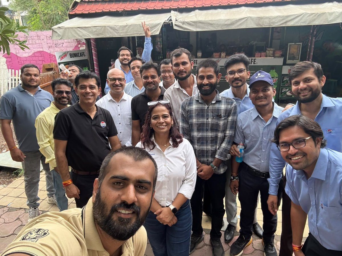 Officiersatish's tweet photo. Today's visit in indore of VBL company CEO
@sunilminglani https://t.co/XNANlEvqro
