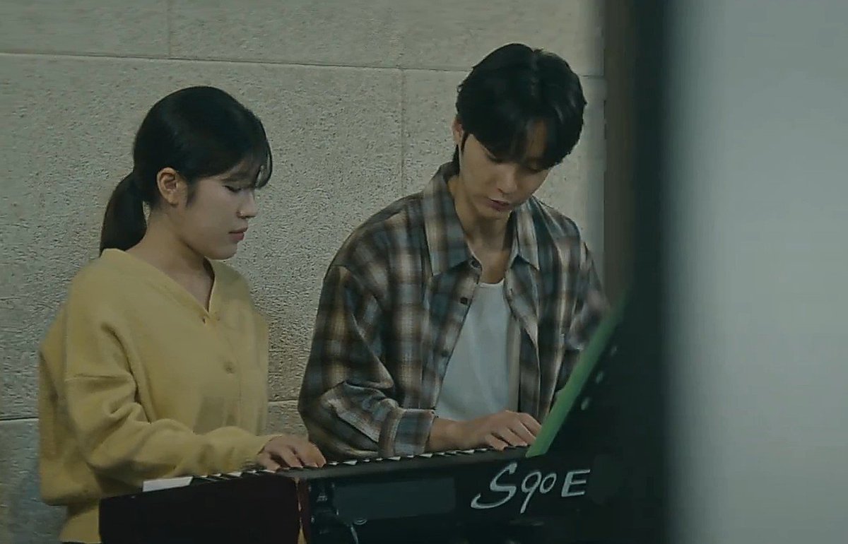 jeongjeonginuna's tweet photo. Cho Gaeul ini mirip Goo Woong banget alias cowok bingung, avoidant, komunikasi jelek 🙏🏻

Selama ini tiap pergi ngaku ke Jiyoon lagi berkelana ke alam bebas cari inspirasi buat garap musiknya. Ternyata dia kerja serabutan di mana-mana. Gamau Jiyoon tahu soalnya takut harga dirinya rusak. 

Pas tahu kalo Jiyoon mau ngelamar dia, Gaeul memilih kaburrr, lama gak ngabarin, lagi-lagi alasannya mau garap musik 😌
Soalnya si Gaeul gak pengen nikah, living together aja cukup katanya yang penting saling cinta. 🙃

Bro ini lebih memilih harga dirinya terjaga daripada menjalin komunikasi. Emang Jiyoon pantas dapet cowok semantap Kang Siwoo 🙏🏻

#SeeYouatWorkTomorrow