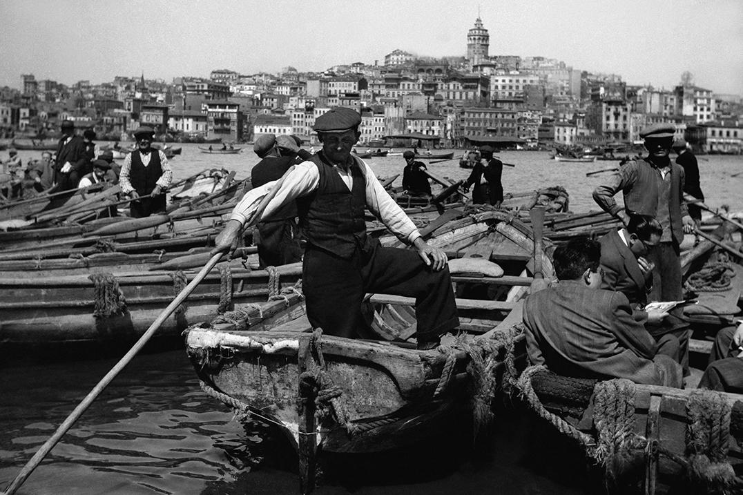 ilkoyhareketi's tweet photo. 📸 Bir Kare, Bin Hikâye

Ara Güler, objektifini yalnızca insanlara değil, şehirlerin ruhuna da çevirdi. Özellikle İstanbul'u anlatan siyah-beyaz fotoğraflarıyla hafızalara kazınan usta fotoğrafçı, her karesinde zamanı durdurmayı başardı.

"Fotoğraf, gördüğünü değil; hissettiğini anlatır." anlayışıyla çalışan Ara Güler, ardında yalnızca fotoğraflar değil, gelecek nesillere ışık tutan bir kültürel miras bıraktı.