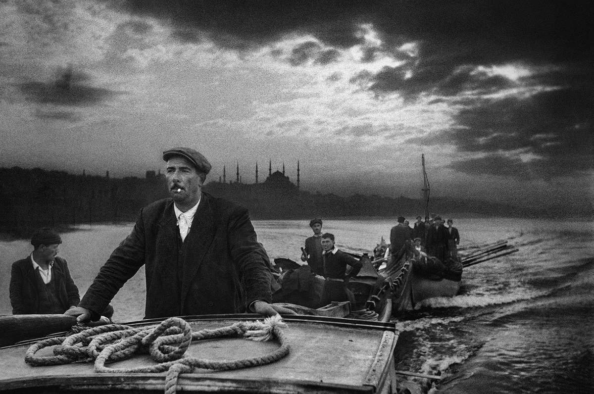 ilkoyhareketi's tweet photo. 📸 Bir Kare, Bin Hikâye

Ara Güler, objektifini yalnızca insanlara değil, şehirlerin ruhuna da çevirdi. Özellikle İstanbul'u anlatan siyah-beyaz fotoğraflarıyla hafızalara kazınan usta fotoğrafçı, her karesinde zamanı durdurmayı başardı.

"Fotoğraf, gördüğünü değil; hissettiğini anlatır." anlayışıyla çalışan Ara Güler, ardında yalnızca fotoğraflar değil, gelecek nesillere ışık tutan bir kültürel miras bıraktı.