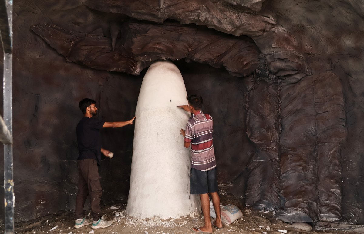 JnKFact's tweet photo. InPics :  An artist prepares an artificial Shri Amarnath Cave at the Shri Amarnath Ji Yatra registration centre near the Tawi Riverfront ahead of the pilgrimage in Jammu. https://t.co/xYwgXAOdnK