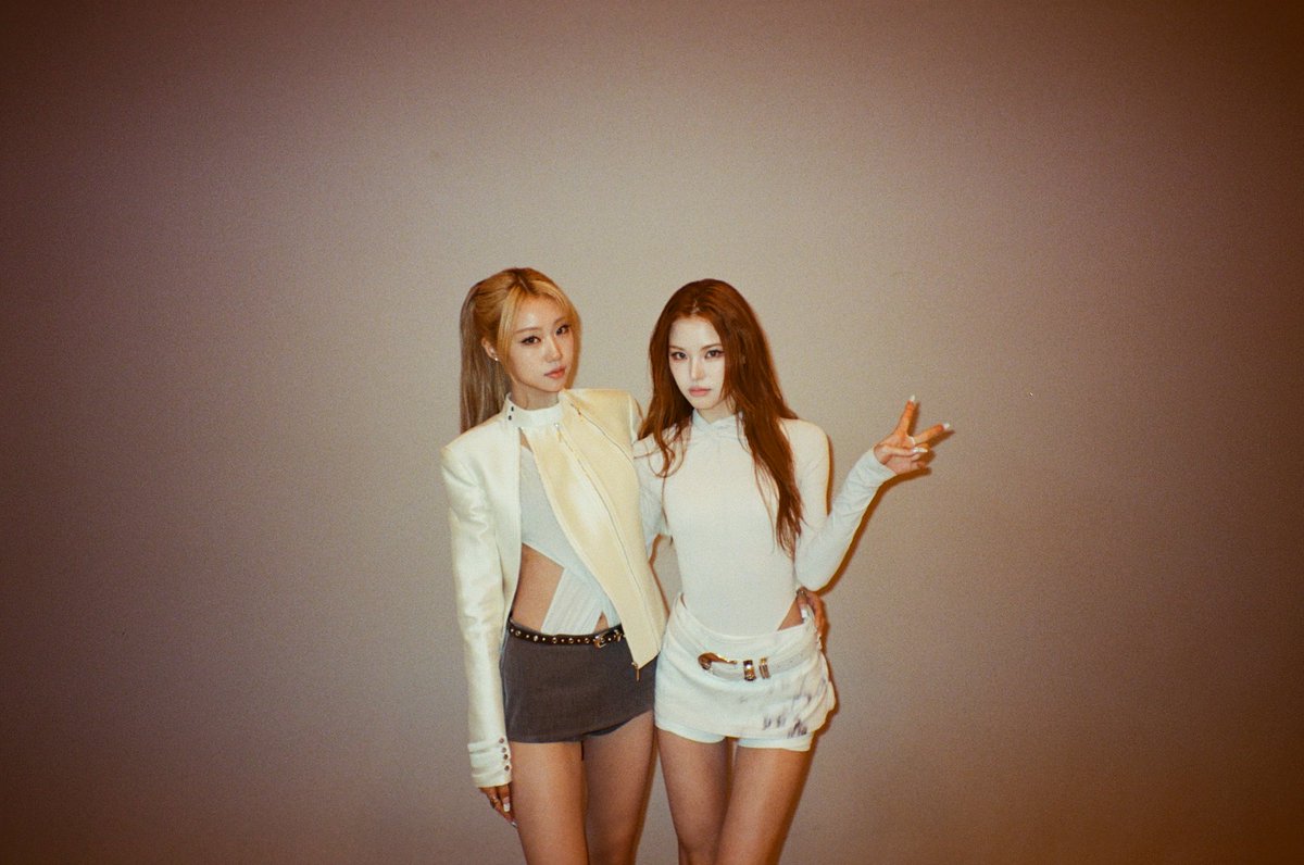 eliza182964's tweet photo. I think Jungmaiz has the most officially released photos and videos together out of all the duos in izna ! https://t.co/BSqTZkCv35