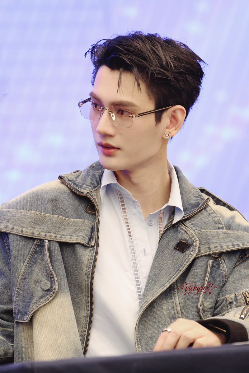 VickyRex1008's tweet photo. The jawline is a weapon.

#pavelbrandeventechoesoflove 
#pavelphoom
@pavelphoom https://t.co/ad9Wt0A0O0