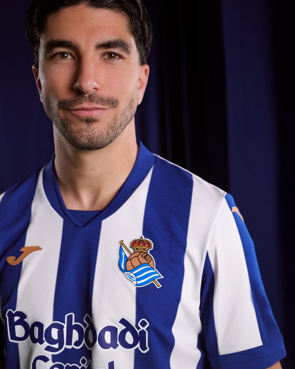 RealSociedad's tweet photo. 🔵⚪ Somos como jugamos, jugamos como somos.

🆕 Ya está aquí la primera equipación 26-27.

#Joma | #JomaFootball