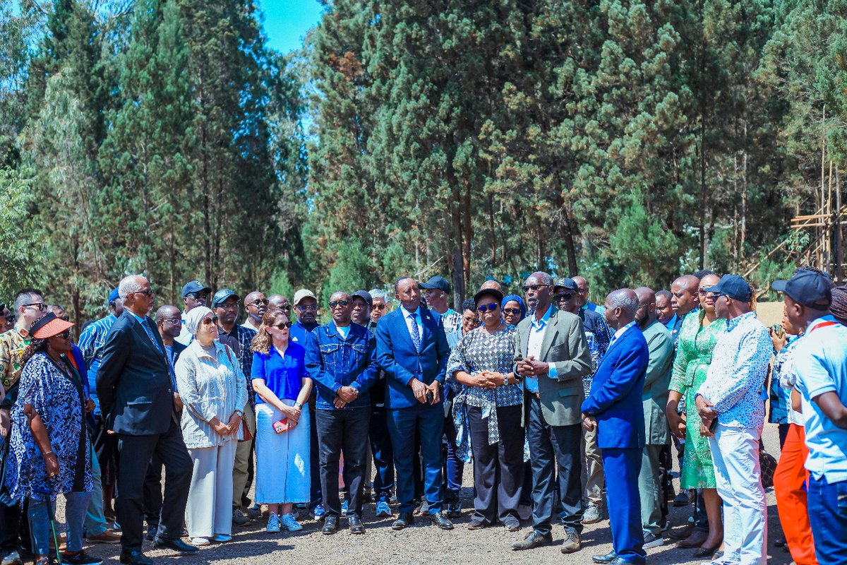 MAEBurundi's tweet photo. La délégation s'est ensuite rendue à la Source du Nil, située dans la commune de Matana. Considérée comme la source la plus méridionale du Nil Blanc, ce site historique fut découvert par l'explorateur allemand Burkhart Waldecker. Les diplomates ont également visité la pyramide érigée par ce dernier pour immortaliser sa découverte de la Source du Nil, un monument qui attire chaque année de nombreux visiteurs.

Le périple s'est poursuivi aux chutes de Karera, où les visiteurs ont admiré une impressionnante chute d'eau de plus de 45 mètres de hauteur. À proximité, ils ont également contemplé un long pont suspendu dominant une vallée verdoyante, offrant un panorama exceptionnel sur la beauté naturelle de la région.
@Edbiziman  @BurundiGov  @NtareHouse