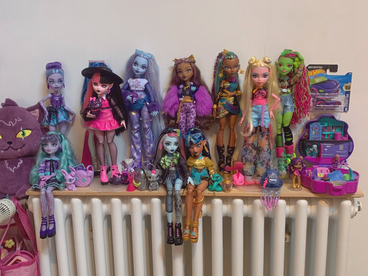 lesbianette's tweet photo. the room of a girl who's turning 26 https://t.co/fL7oAF56TD