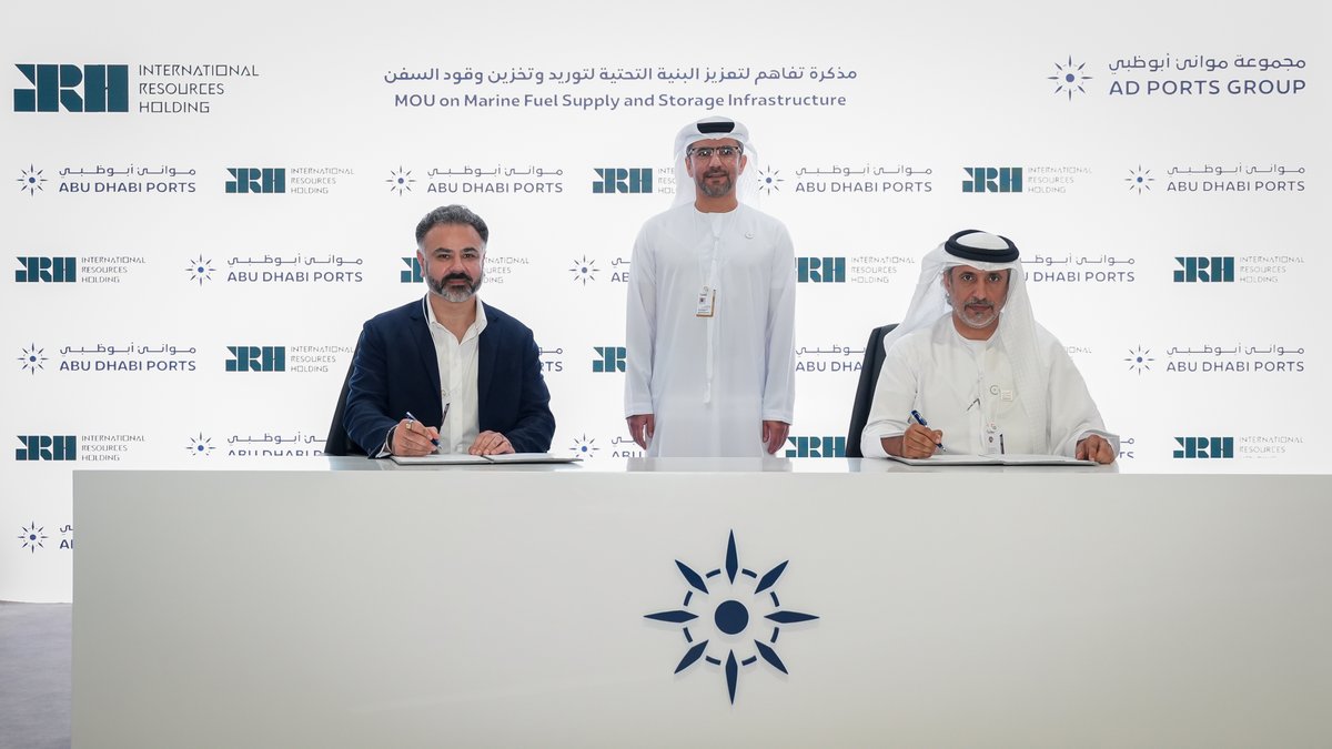 ADPortsGroup's tweet photo. وقّعنا مذكرة تفاهم مع شركة "آي آر إتش جلوبال تريدينج ليمتد"، لبحث فرص التعاون في مجال خدمات تزويد السفن بالوقود ودعم استخدام الوقود البحري البديل في ميناء خليفة، بما يشمل الغاز الطبيعي المسال والوقود الحيوي والميثانول.

اقرأ المزيد:
https://t.co/WsB9Yjfqn3
#مجموعة_موانئ_أبوظبي https://t.co/PPNPXRorn0