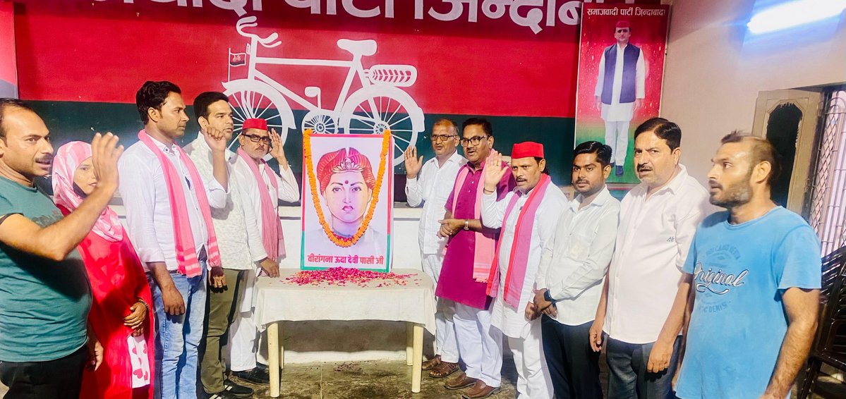 PrashoonKumar2's tweet photo. 📍#शाहजहांपुर 
आज समाजवादी पार्टी के जिला मुख्यालय पर 1857 के प्रथम भारतीय स्वतंत्रता संग्राम की महान सेना नायिका वीरांगना ऊदा देवी पासी जी की जयंती पर उनके चित्र पर पुष्प चढ़ाकर भावपूर्ण स्मरण किया।
@yadavakhilesh @vineetkk1488 
@proframgopalya1 @BhadauriyaAnand https://t.co/o27CWc2U9F
