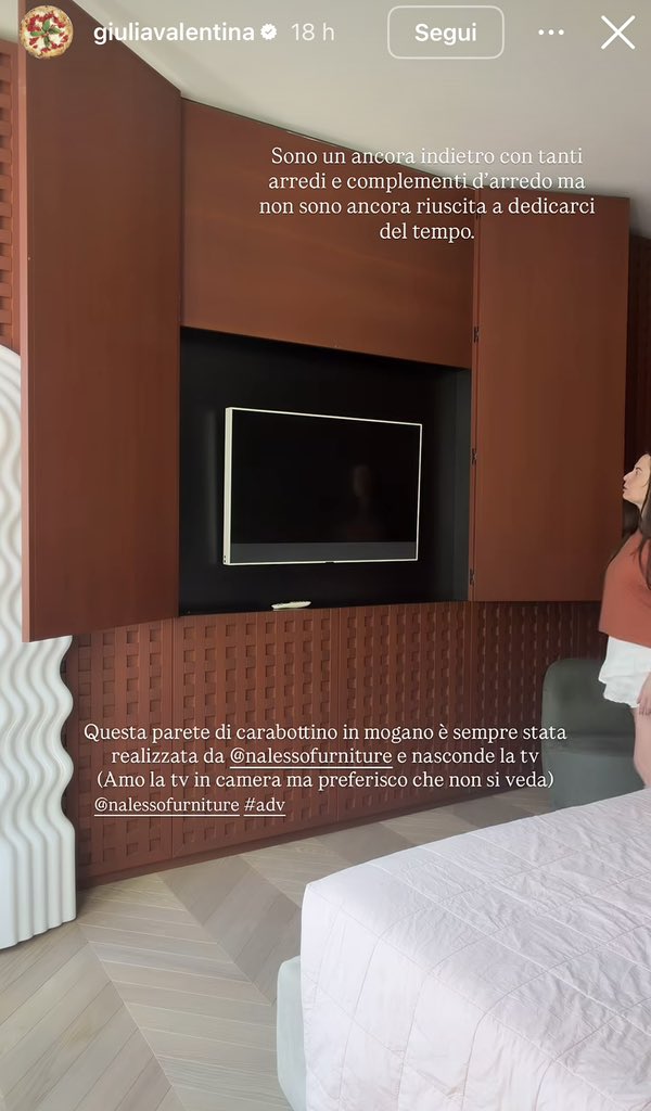 LaSambruna's tweet photo. #Buongiorno, anche oggi influencer/content creator s’è svegliatə ritrovandosi casa arredata aggratis, in adv in cambio di un paio di storie. È un privilegio senza senso, c’è gente che si emoziona pure seguendo sti “home tour” a scrocco. A me sale solo la voglia di ghigliottina. https://t.co/gh9Cx8c4Ds