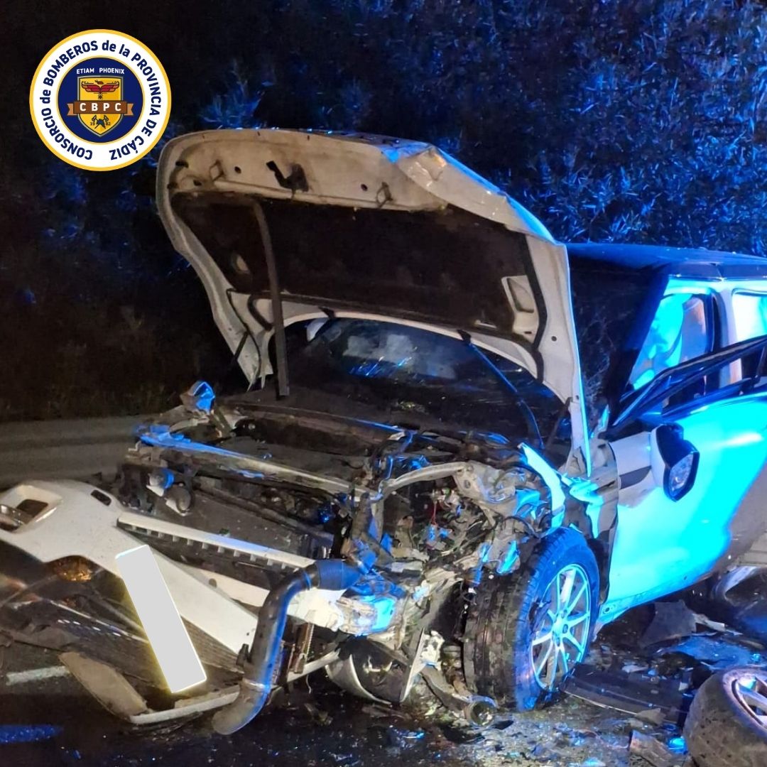 BomberosCbpc's tweet photo. 🗓️28/06/26 ⏰00.27h
Salida del parque de #Sanlúcar por colisión de dos vehículos en la A-471. Al llegar, los tres ocupantes están en la calzada. Colaboramos en inmovilizar y trasladar a ambulancias, limpieza de la calzada y contención de líquidos.
👩🚒 5🚒 2
#CBPC https://t.co/63QmDWZAnD