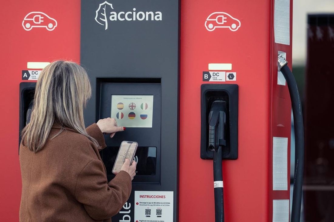 EVseeker0's tweet photo. 🇪🇸 Spain has more EV chargers, but charging is still too complicated. Drivers often need multiple apps just to check availability, prices, and payments. Europe urgently needs a more unified charging network.

#EVCharging #ElectricVehicles #SpainEV https://t.co/dmHu3XhIdX