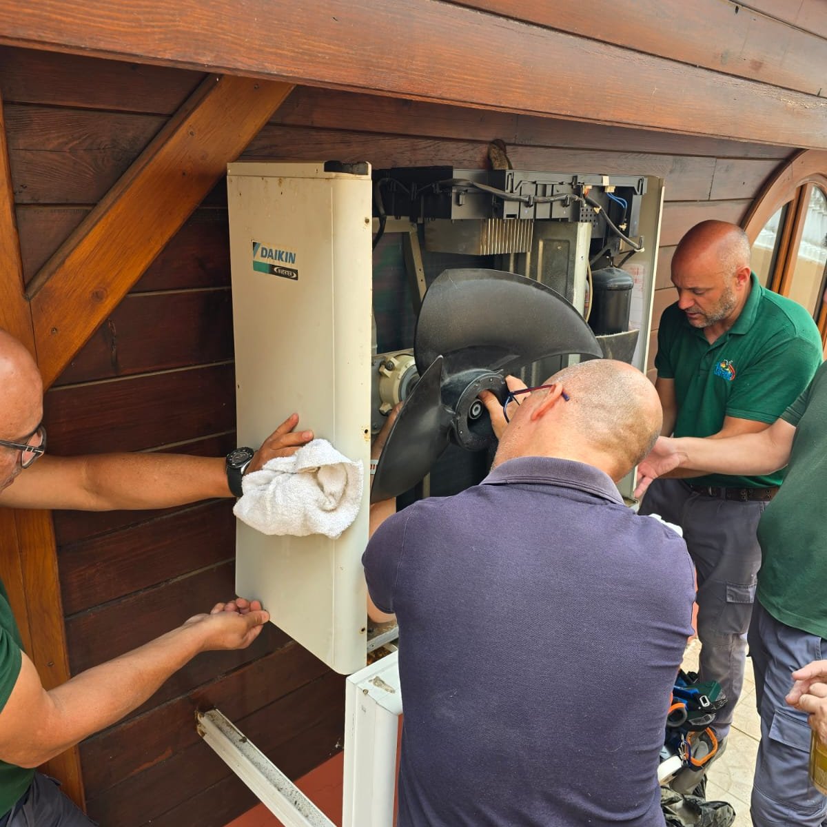 DidascaliaEG's tweet photo. Durante los días 8 y 9 de este mes, hemos tenido el placer de desplazarnos hasta Santa Cruz de Tenerife para impartir el curso "Mantenimiento preventivo de instalaciones de climatización y ventilación-extracción" para el EQUIPAZO de Hogar Santa Rita.🙌

¡Gracias por la confianza! https://t.co/u42o6VD6tK