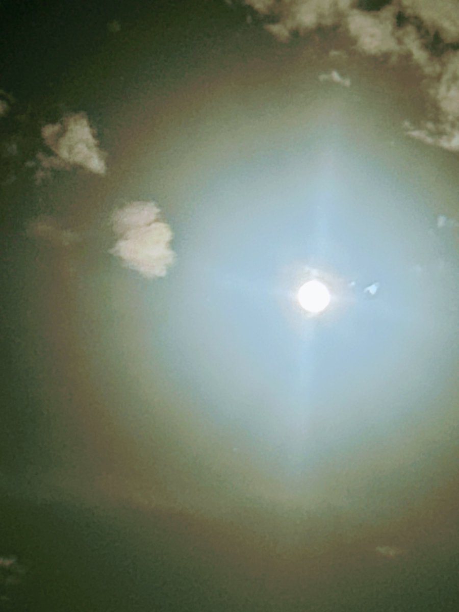 groupie68's tweet photo. Tonight sleep eludes me with lunar insomnia, and a disrupted nervous system.😞 Last Blue Moon, I almost lost my life. With great gratitude I gaze at the first moon of summer. Shots from my bungalow and enhancing filters😊 Goodnight
#strawberrymoon https://t.co/O4BRwxSyTr