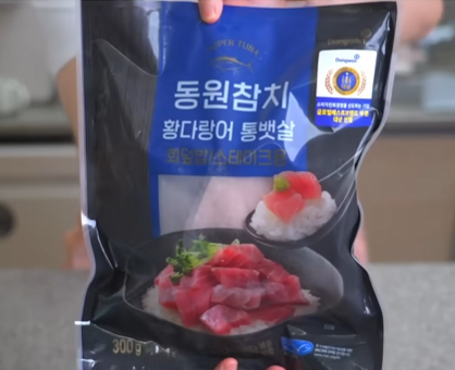 buriburi_radar's tweet photo. 저렴한 고급 안주 탑티어

고급 안주 참치를 아직도 밖에서 비싸게 사 먹고 있음?

우선 참치는 종류에 따라 가격이 천차만별이지만
기본적으로 밖에서 사 먹으면 겁나게 비싼데 적당히 고급진 황다랑 뱃살은 온라인에서 약 1만 원대에 저렴하게 구할 수 있고 

물에 소금을 넣고 참치 블록을 넣고 해동시켜 준 뒤 물기를 깨끗하게 닦아주고 썰어서

소금장에 먹거나 초밥으로 먹어도 존맛이지만
난 좋은 술에 좀 고급지게 먹고 싶다 하면 

참치를 잘게 잘라 준 뒤 
유자폰즈 레몬즙 소금 후추로 간을 해주고 
잘 익은 아보카도를 잘라서 원형 틀에 넣고 
참치를 올려서 모양을 잡아주면 
참치 타르타르가 나오고 

참치 겉면에 올리브유를 발라주고 
소금 후추 통깨를 섞어서 묻혀 준 다음 
팬에 올려서 면당 10초씩 가볍게 익혀주면 
참치 타다키도 즐길 수 있는데

이제 필요한 건 소화시킬 위장능력뿐