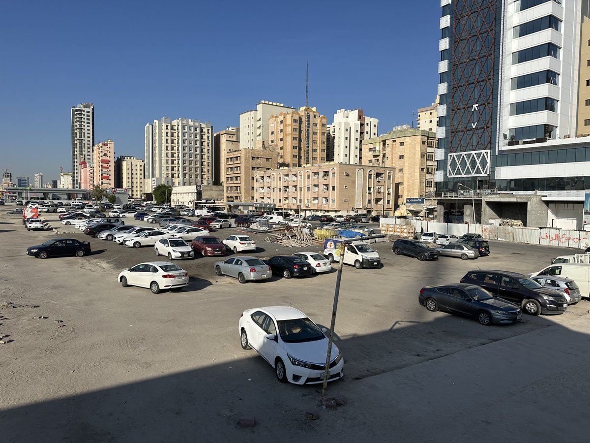 salehalyaseen's tweet photo. يسأل صديق رسوم مظلات السيارات امام البيوت هي لاستغلال  ارتداد البيت الرسمي ام للمظلات التي يدفع تكاليفها المواطن !!
واذا كانت الرسوم لاستخدام املاك الدولة (ارتداد البيوت) لماذا لا نضع رسوما على استخدام ساحات العاصمة المملوكة للدولة وهي كثيرة وواسعة وتستعمل يوميا بلا مقابل !! https://t.co/KKjhZDOxji