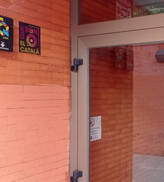 OmniumLleida's tweet photo. Coneixereu els 18 establiments compromesos amb el repte «Que soni el català» per l'adhesiu de la campanya. Busqueu-lo!   

Gràcies per donar veu (i volum 😉) al català de la nit lleidatana.    

#QueSoniElCatala #Lleida https://t.co/6Wpyg2Wm0O