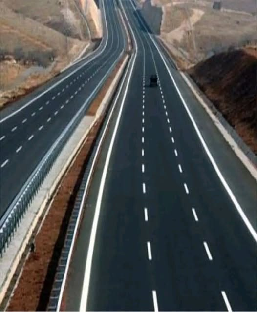 Dede38__'s tweet photo. 🔴🔴 Yıl 2005 Türkiye ile bir alakası olmayan John Perkins kitabında anlatıyor;
"Kendi otomobilini üretemeyen ülkeye borç verip otobanlar yaptırırız. 
Sonra onlara arabalarımızı satarız. Sonra bankalarını satın alırız. 
O bankalardan halka ucuz krediler verip daha çok araba almalarını sağlarız. 
Böylece verdiğimiz o krediyi arabamızı satarak geri alırız, hem de faiziyle. 
O ülkeye dünya bankası ya da kardeş kurumlardan kredi ayarlarız. 
Ayarlanan kredi "ASLA" o ülkenin hazinesine gitmez. 
O ülkede 'proje' yapan bizim şirketlerimizin kasasına girer. 
Enerji santralleri, sanayi alanları, limanlar, dev havayolları yapılır. Aslında insanların işine yaramayan bir yığın beton. 
Bizim şirketlerimiz kazanır o ülkedeki birileri de nemalandırılır.
Toplum bu düzenekten hiç birşey kazanmaz. Ama ülke büyük bir borcun altına sokulmuş olur. 
Bu o kadar büyük bir borçtur ki ödenmesi imkansızdır.
Plan böyle işler...
 Sonunda ekonomik danışmanlar/tetikçiler olarak gider onlara deriz ki; 
"Bize büyük borcunuz var ödeyemiyorsunuz. 
O zaman petrolünüzü satın, doğal gazınızı bize verin, askeri üslerimize yer gösterin, askerlerinizi birliklerimize destek olmaları için savaştığımız bölgelere gönderin, Birleşmiş Millletler de bizim için oy verin! 
Elektrik su kanalizasyon sistemlerinizi özelleştirin! 
Onları Amerikan şirketlerine ya da diğer çok uluslu şirketlere satın..."
Sosyal hizmetleri, teknik sistemleri, eğitim kurumlarını, sağlık kurumlarını hatta adli sistemleri ele geçiririz.
 Bu, ikili, üçlü, dörtlü bir darbeler serisidir..."
Bir Ekonomik Tetikçinin İtirafları 
John Perkins