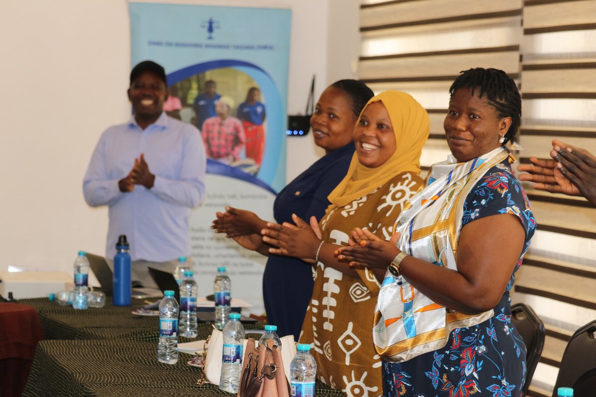 TawlaTZ's tweet photo. Kupitia mafunzo haya, pamoja na kuongezeka kwa uelewa kwa washiriki, @TawlaTZ tumefanikiwa kujenga mtandao wa wanahabari walioko Kigoma ambao itaendelea kushirikiana nao katika kutumia taaluma yao kama nyenzo ya kuelimisha jamii na kuendeleza ajenda ya usawa wa kijinsia.

#WezeshaBinti 
#SautiYaHaki 
#HakiHainaJinsia