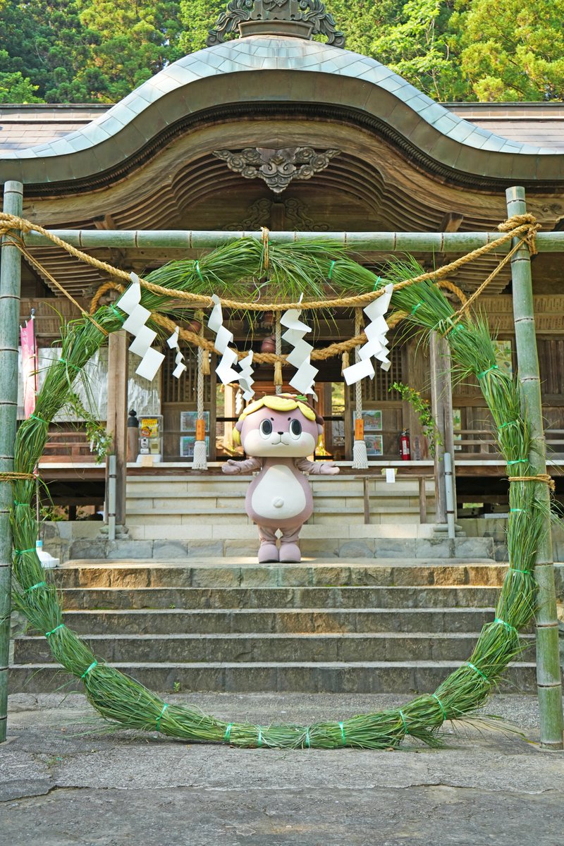 susaki_city_PR's tweet photo. ÒㅅÓ。)ﾉきょうは6月30日！#夏越の大祓 だよー☆
高知は茅の輪くぐりのことを輪抜け様っていうよー☆
8の字にこの輪っかをくぐるよー☆
みんなしってる？ https://t.co/dmMUzIRTpY