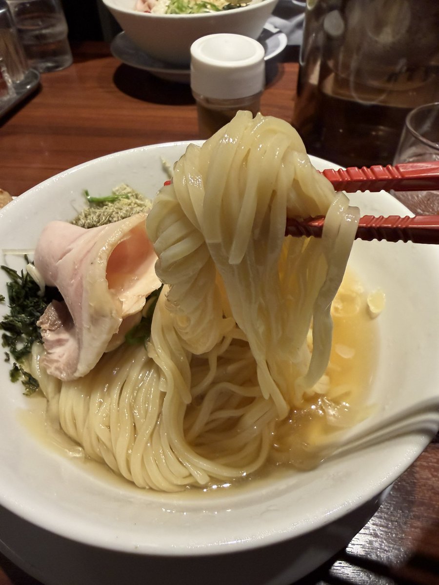 fhinra's tweet photo. #ramenaddict

麺匠至誠さんへ
本日の限定
[ニボリスター・冷]
TP
だしおにぎり🍙

冷やしのシーズンになってきましたね〜
多彩な冷やしがある至誠さん
今日はコレ！😊

背黒・うるめ・平子・きびなご
冷たく優しい煮干しスープと青森県産ネバリスター
とろろ昆布・ばら海苔・小梅がトッピングされて
絶妙なバランス👍
しっかり腰のある冷たい麺も並・200gとバッチリ
の食べ応え🍜
〆は残ったトッピングとスープにだしおにぎりダイヴ
で幸せ冷やしセット😋

#ramenhunt
#大阪ラーメン
#四ツ橋ラーメン
#麺匠至誠