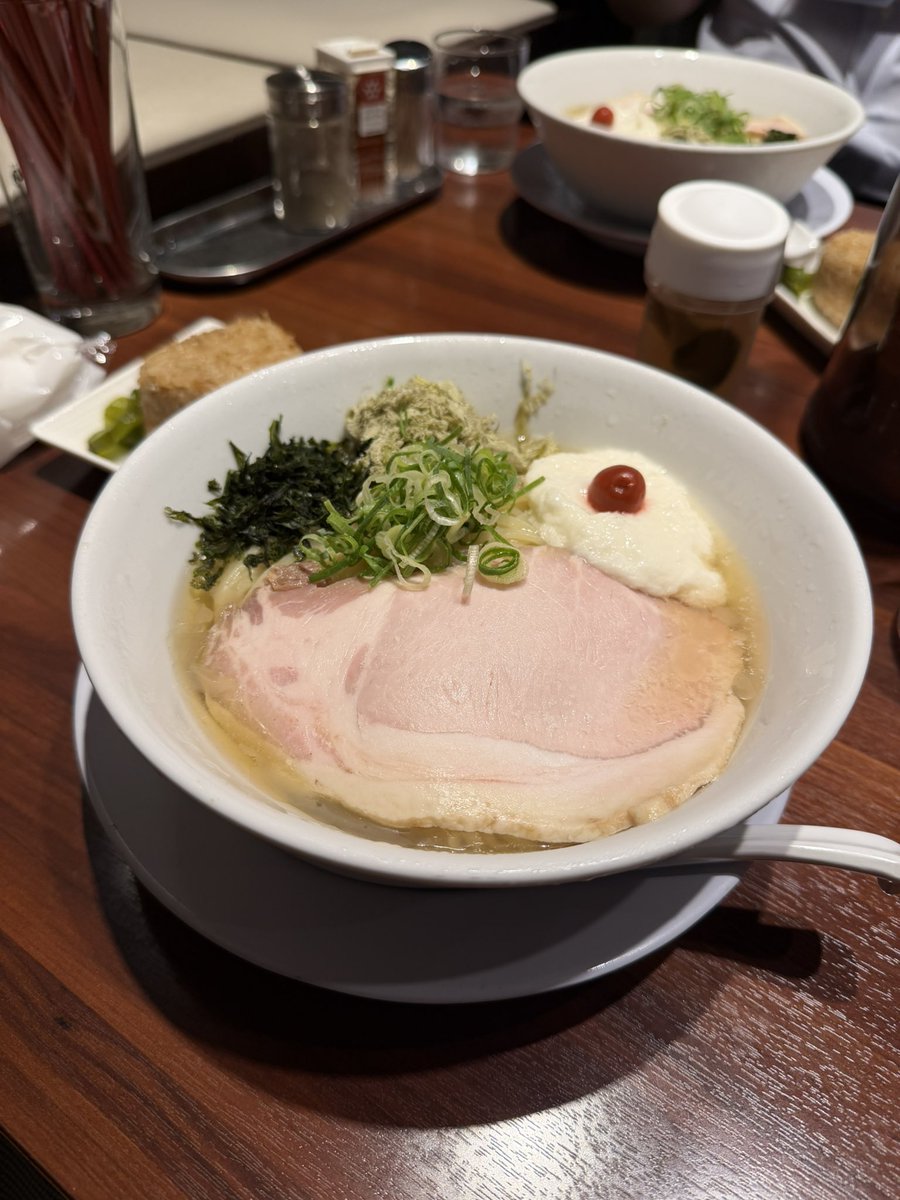 fhinra's tweet photo. #ramenaddict

麺匠至誠さんへ
本日の限定
[ニボリスター・冷]
TP
だしおにぎり🍙

冷やしのシーズンになってきましたね〜
多彩な冷やしがある至誠さん
今日はコレ！😊

背黒・うるめ・平子・きびなご
冷たく優しい煮干しスープと青森県産ネバリスター
とろろ昆布・ばら海苔・小梅がトッピングされて
絶妙なバランス👍
しっかり腰のある冷たい麺も並・200gとバッチリ
の食べ応え🍜
〆は残ったトッピングとスープにだしおにぎりダイヴ
で幸せ冷やしセット😋

#ramenhunt
#大阪ラーメン
#四ツ橋ラーメン
#麺匠至誠