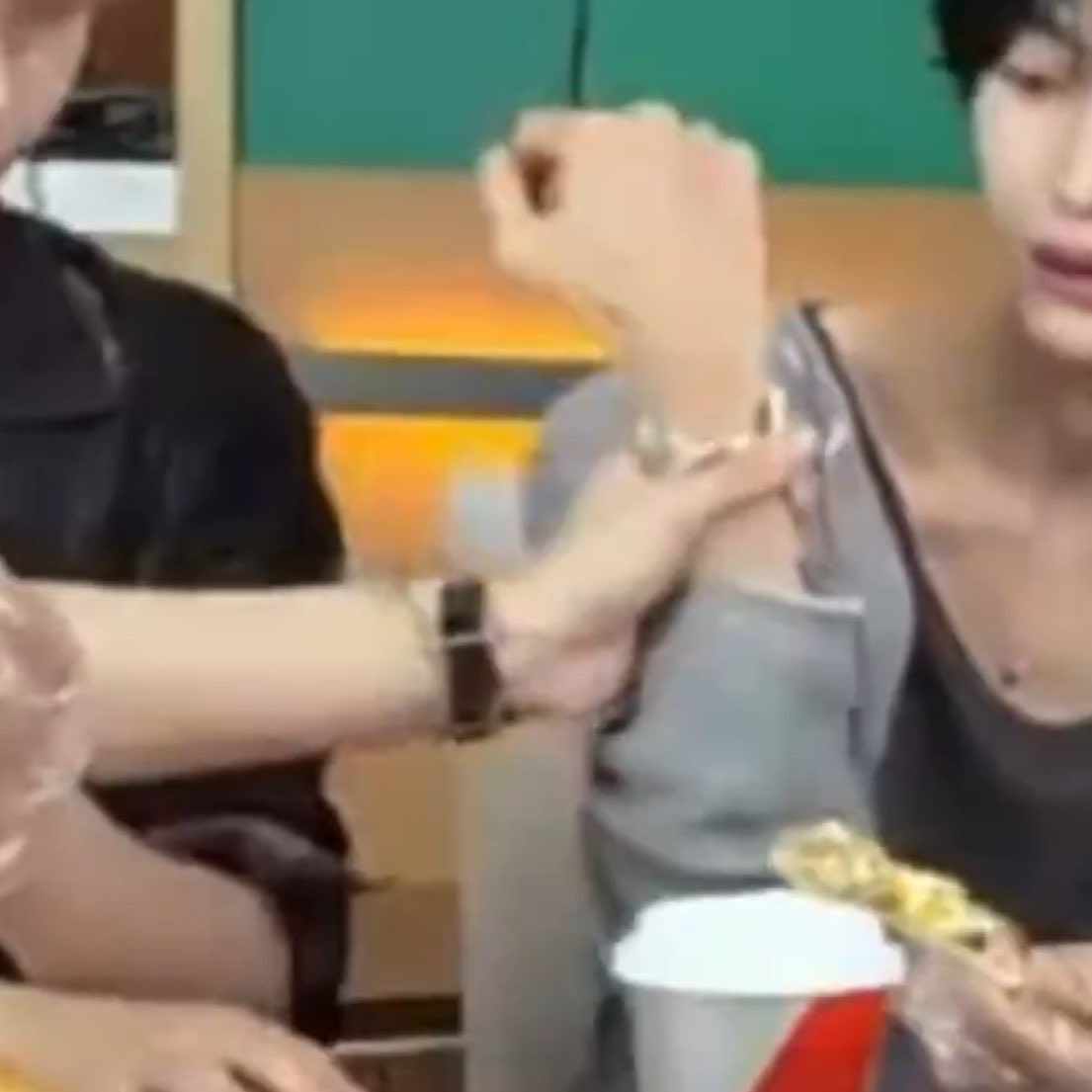 asbaguette's tweet photo. มือเดียวกำรอบ 🆗 https://t.co/mByx5ZJxig