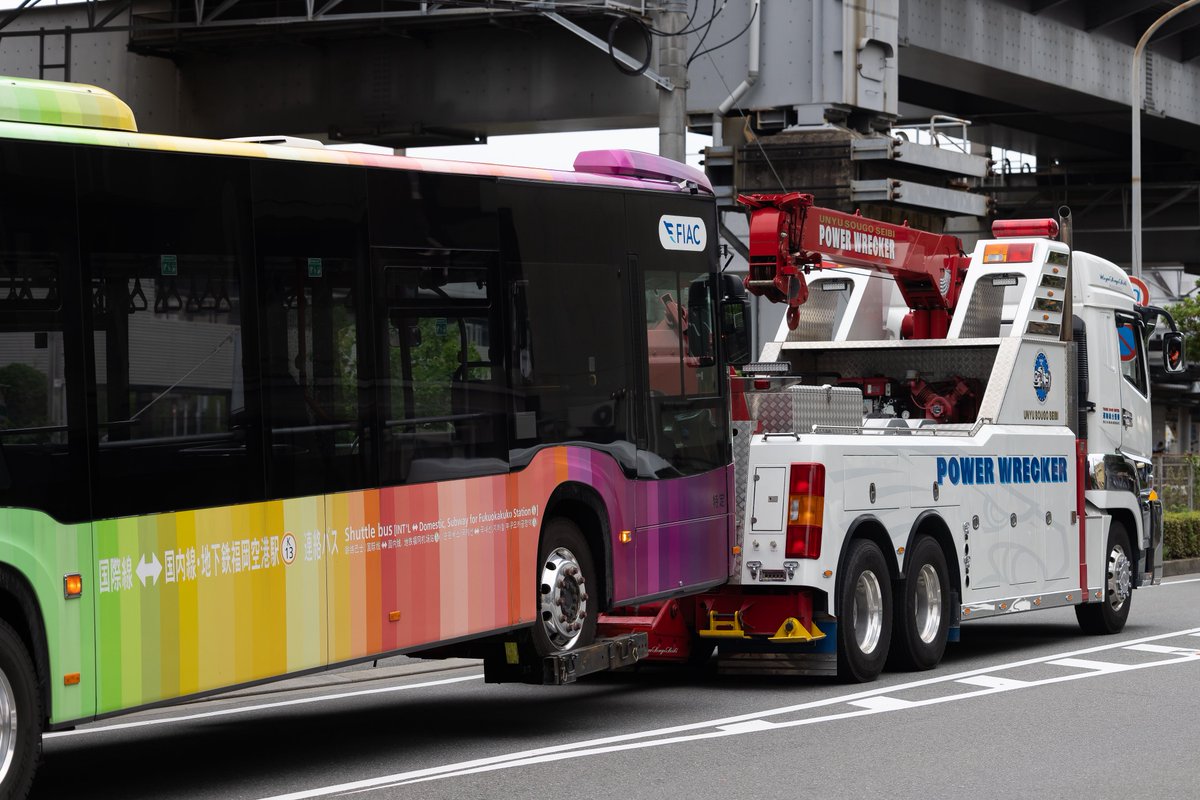 acid7509's tweet photo. 26/6/27 竹下0215 レッカー輸送

用事で諸岡に向かっていたところ、偶然竹下営業所前で連節バスのレッカー搬出に遭遇。
前日26日に空港内で故障し、レッカーで一旦竹下に搬入されていたようです。
同じく26日の空港内では0214も故障していたようで、2台同時の故障とは。。。 https://t.co/WTFWv37FzI