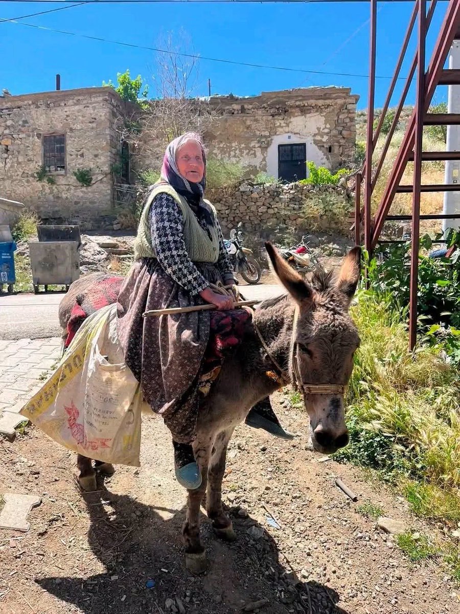 ata626234's tweet photo. İçimi acıtanlara bir baktım da hepsi sevdiklerim çıktı…
               Günaydin https://t.co/QFc5pRZa8u
