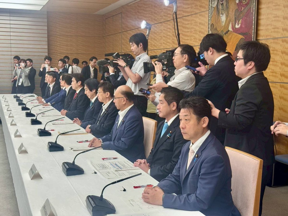 0024youhei's tweet photo. 昨日は、外務大臣政務官として、先日日本に着任したアル・モハメド・アガ駐日シリア大使館臨時代理大使の表敬を受けました。

私が昨年１２月に政務三役として１５年ぶりのシリア訪問を行った際、空港で出迎えてくださったのが、当時シリア外務省で東アジアを担当していたアル・モハメド・アガ駐日シリア大使館臨時代理大使その人でした。

日本で再会できたことを喜び合うとともに、１２月にシリアのダマスカスで表明させて頂いた、ODAをはじめとして、日本によるシリアへの支援について意見を交換しました。

    官邸で開催された第２４回総合海洋政策本部会合に、茂木外務大臣の代理で出席しました。

海洋政策本部の本部長である高市総理から、海洋政策の一層の推進について御指示を賜りました。

私からも、法の支配に基づく自由で開かれた海洋秩序の維持及び発展のため、国際的なルール形成への寄与に努めていく旨の意見を表明させていただきました。

これからも、このような各省庁の連携が必要な政策についても政務官として国際社会における外交努力を続けてまいります。

    夜は、葛西地区の子育て世代の皆様との意見交換の場に臨みました。
子どものこと、地域のことなど様々なことを意見交換する貴重な時間となりました。
場を設けてくださった皆様に心から感謝です

    今日は、本会議に出席し、国旗損壊罪法案が可決されました。

    夕方、江戸川区に戻り、篠崎浅間神社例大祭に伺い、各町会の神酒所まわりをさせて頂いた後、再び国会周辺へ行き、ヨルダン独立８０周年記念日レセプションに出席し、政府代表挨拶をさせていただきました。

ヨルダンは「中東の安定の要」として地域の緊張緩和・対話促進に大きな貢献を果たしており、日ヨルダン関係は戦略的パートナーシップの下にあります。

両国関係の更なる発展のために、これからも外務大臣政務官として外交努力を継続してまいります。

    最後は、浅間神社例大祭仲町自治会懇親会に伺い、地域の皆様と交流を深めさせて頂きました。

    サッカーワールドカップは、日本代表がブラジル代表に惜敗いたしましたが、日本のみならず世界の観衆を魅了された本大会の奮闘に対し、心から敬服の意を表したいと思います。

#江戸川区
#衆議院議員
#外務大臣政務官