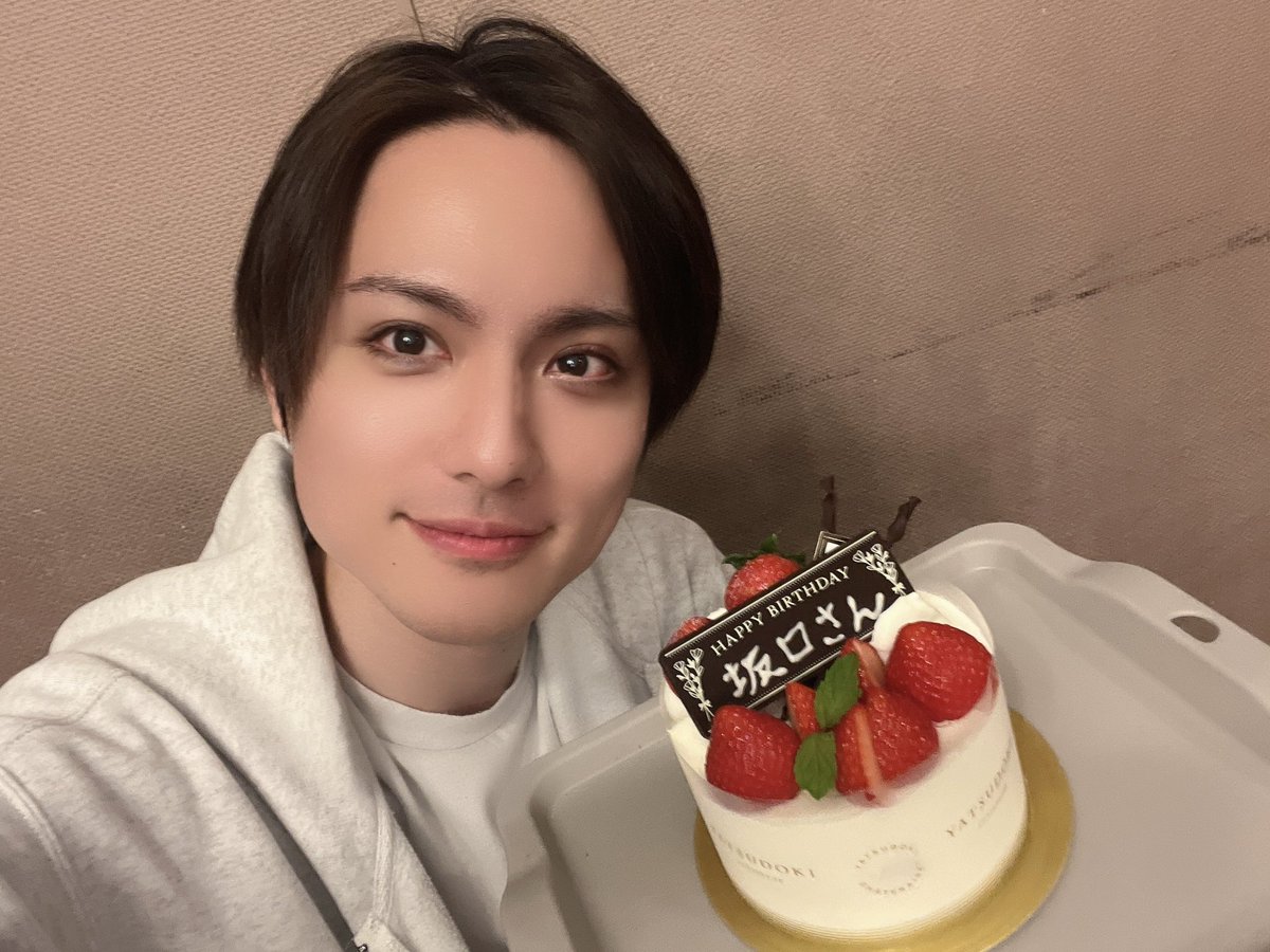 SakaguchiMinamu's tweet photo. 劇場で場当たり前にお祝いしていただきました！✨
33歳初の舞台を同い年となった関さんと共に歩ませていただきますこと、本当に光栄な気持ちでいっぱいです…！

明日より昔歳の世界を大切に紡いでお届けしてまいりますので何卒応援よろしくお願い致します！

#舞台スタマイ #スタマイステ
#スタマイ https://t.co/uF5nKISbtH