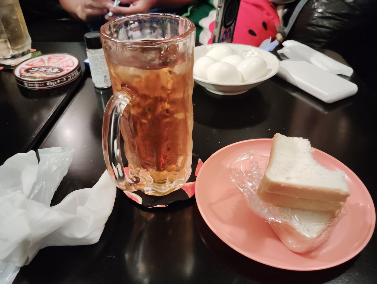 abcdefg7002zz's tweet photo. 今日に限って17時30分に仕事が終わってスイカバーなう https://t.co/R43bczIc4r