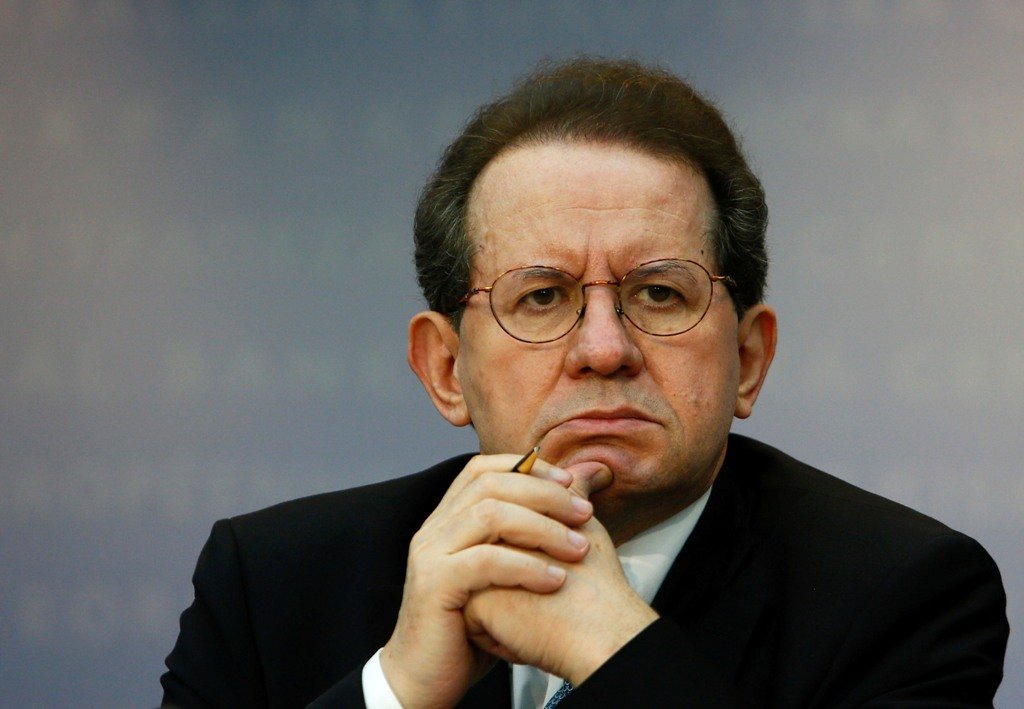 franXtav's tweet photo. A culpa não foi de José Sócrates

A maioria de nós culpa José Sócrates por deixar Portugal financeiramente impreparado para aguentar a crise financeira de 2008 que resultou no resgate da Troika, no corte de salários e pensões, e na degradação dos serviços públicos. É verdade que Sócrates foi um governante incompetente e fomentador da corrupção, mas a ruína de Portugal não foi uma obra sua. O verdadeiro arquiteto da ruína da economia portuguesa foi Vítor Constâncio, Governador do Banco de Portugal. Segue uma breve descrição dos três erros de Constâncio que atirarm o país para a miséria.

Primeiro erro

Com a introdução da moeda única, ficou claro que países com o mesmo nível de endividamento teriam taxas de juro iguais se partilhassem a mesma moeda. Constâncio não entendeu este fenómeno e estava convencido que Portugal teria sempre taxas de juro soberanas iguais às alemãs, independentemente do nível de endividamento do país. Com esta ideia peregrina, incentivou o governo de José Sócrates a emitir dívida muito para lá das possibilidades da economia. Quando rebentou a crise já as taxas de juro da dívida portuguesa estavam a divergir das alemãs a um rítmo acelerado.

Segundo erro

Durante o mandato, Vítor Constâncio vendeu 37% das reservas de ouro do Banco de Portugal ao preço de chuva. O mercado do ouro estava deprimido e o ouro foi venido a preços de saldo. Para que serviram essas  vendas? Ninguém sabe.

Sabemos que as 7 mil onças de ouro vendidas por Constâncio teriam atenuado a violência da crise que Portugal sofreu depois de 2008. Sabemos também que hoje esse ouro teria um valor apróximado de 30 mil milhões de euros. Trinta seguidos de 9 zeros.

Terceiro erro

Os bancons centrais tem sempre duas responsabilidades paralelas: emitir moeda na quantidade certa, e supervisionar a banca. A introdução da moeda única retirou ao Banco de Portugal uma dessas duas responsabilidades. Para ser bem sucedido, Constâncio já não era obrigado a gerir com precisão a quantidade de moeda na economia, tinha apenas que ser bom supervisor do setor bancário.

Ainda nos primeiros anos deste século, já era aparente a forma demasiado arriscada como Ricardo Salgado geria o universo BES. Em cima disso o BES viu-se envolvido em negócios bizarros de OPAs em sectores políticamente sensíveis, para além de uma promiscuidade pública entre quadros do BES e o governo. O Banco de Portugal ingorou estas atividades e nada fez enquanto supervisor.

Mas houve mais. Limito-me a recordar o episódio recambulesco de Armando Vara que saltou da Administração da CGD para o BCP (Millenium). Armando Vara acabou preso e o Banco de Portugal nunca foi chamado a explicar mais esta falha de supervisão.

Uma dívida da História

A História esqueceu a importância que Vítor Constâncio teve para Portugal. Estudar a atuação deste vilão incompetente pode ajudar-nos a evitar erros semelhantes no futuro. Acima de tudo, o nosso péssimo hábito de evitar a responsabilização de quem nos governa é parte do nosso problema. Constâncio sai impune na sua carreira, mas não deve ser amnistiado pela História.
