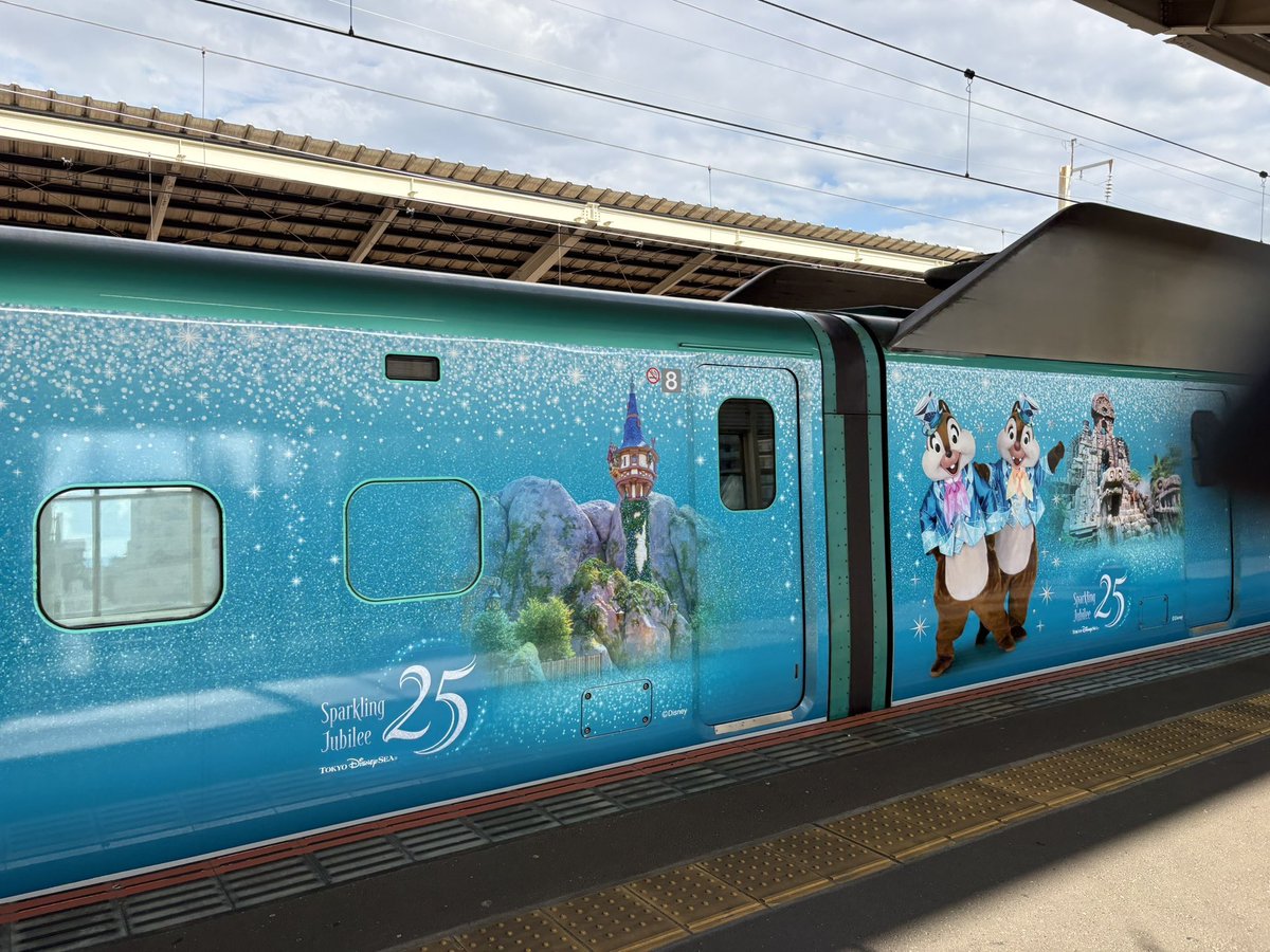 done_toy's tweet photo. 郡山駅から予約していた新幹線がラッキーなことに東京ディズニーシーの開園25周年で特別運行されているラッピング新幹線「Magical Jubilee Shinkansen（マジカル・ジュビリー・新幹線）だった♡♡
 #福島県郡山駅 
 #マジカルジュビリー新幹線 https://t.co/PK5ckva3oA