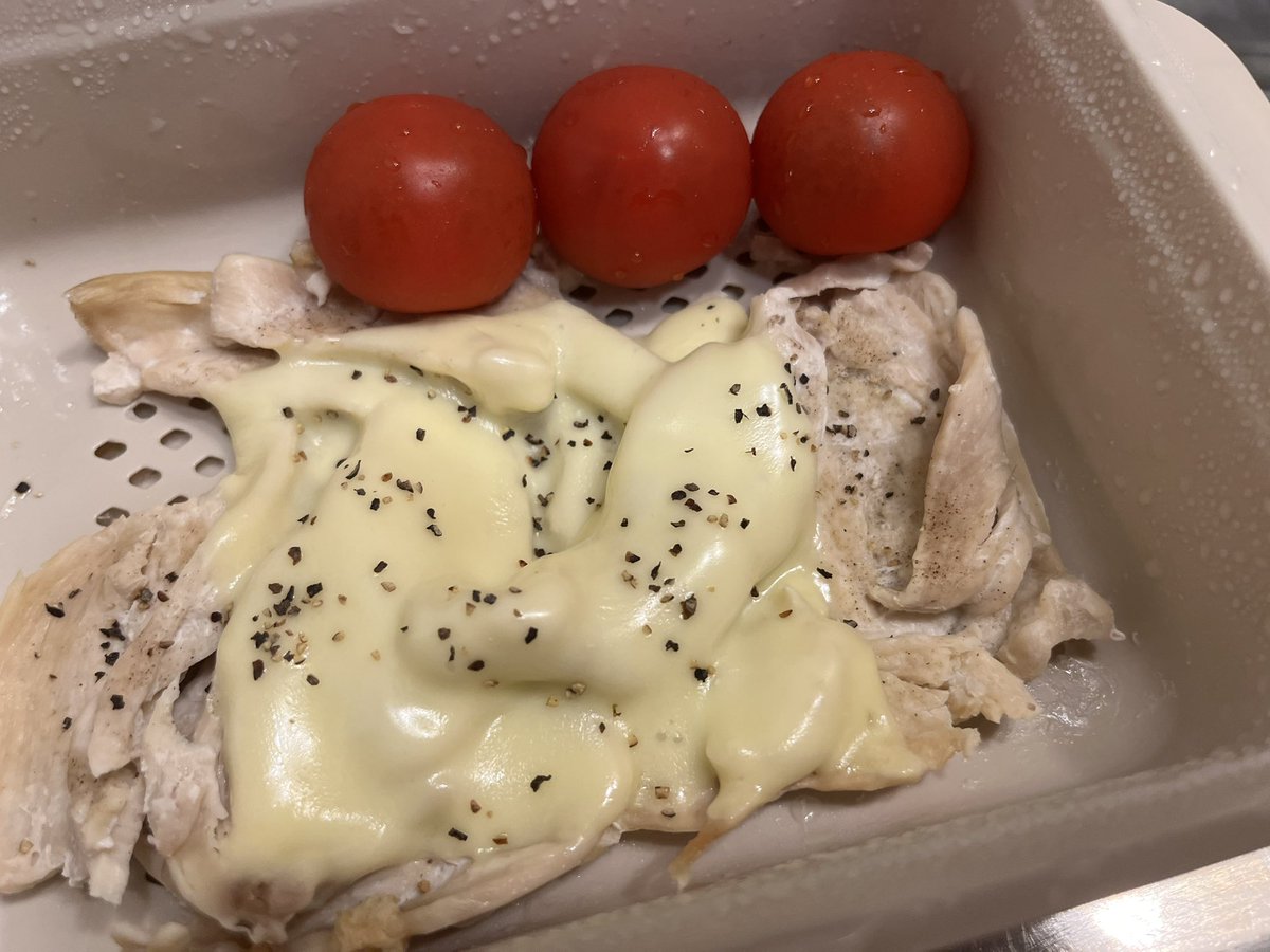 fuwam0ko's tweet photo. 昨日食べた夜ご飯っ❕

鶏胸肉スライスしてチーズと黒胡椒で味付けした❕ https://t.co/byCX8AZpnO