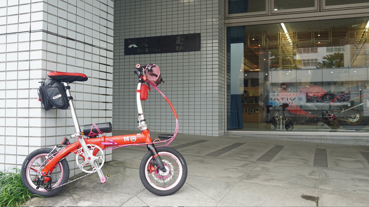 weston023's tweet photo. スズキ歴史館いってきました
仙台で組んでもらったピンクディスクブレーキ対応ホイール初陣
スズキって原チャ以外にもフツーのチャリ作ってたんか…知らんかった… #ミニベロ #ウェス旅 https://t.co/r8VNvXq8WJ