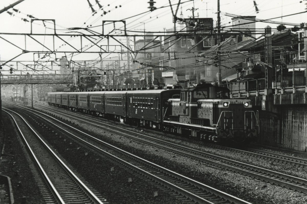 ggBetCH2up66784's tweet photo. 草津線50系普通列車
高校時代に朝夕辛うじて2往復残っていた草津線の50系。複々線区間を9両の50系を牽いて全開でぶっ飛ばすDD51はかっこよかった。
1980年代後半　DD51 1034+50系x9  東海道本線　京都～山科
CannonA-1  85mm　TX　
#50系 https://t.co/ekLMss6596