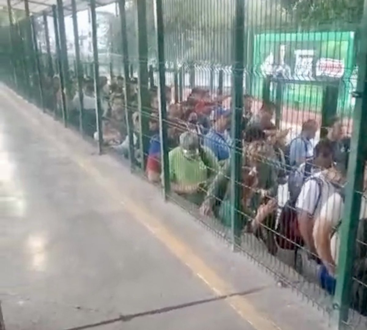 joluisgarcia's tweet photo. Amanecen protestas en AyD, ya bloquean vecinos en oficinas del Obispado y reportan fallas en el Metro estación Talleres. #NuevoLeón #LasNoticiasMty 
Tomen su tiempo https://t.co/Y9agGwXJtu