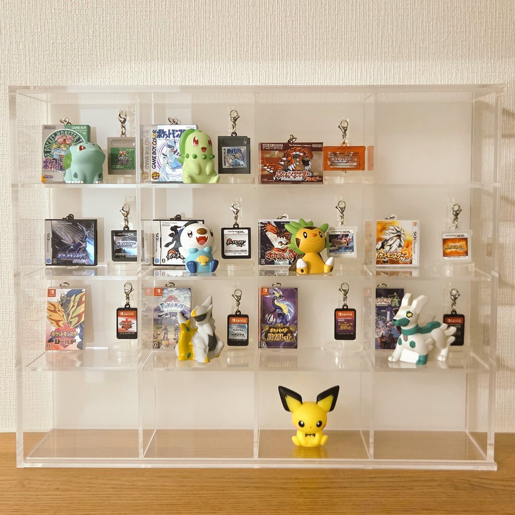 tekoumari's tweet photo. ポケセンのパッケージ＆ゲームカードキーホルダーコレクション。
当時の自分が遊んだバージョンと、歴代パートナーを一緒に並べてみました！

30周年のポケモンキッズ、全員揃うの楽しみだね。
#ポケモン30周年 https://t.co/3YwBuY0fLf
