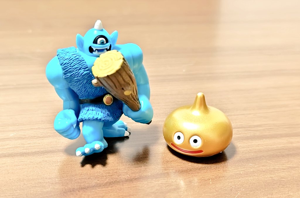 blackpocoss's tweet photo. ドラクエの「あつめて！モンスターギャラリー」の40周年ver.が最寄駅にしれっとあったので、ゴールド3種揃うまで回してみた。
この黄金の輝き…とても良い💰️
ギガンテスのボリュームも良いぞ！ https://t.co/nG2kJTQPWN