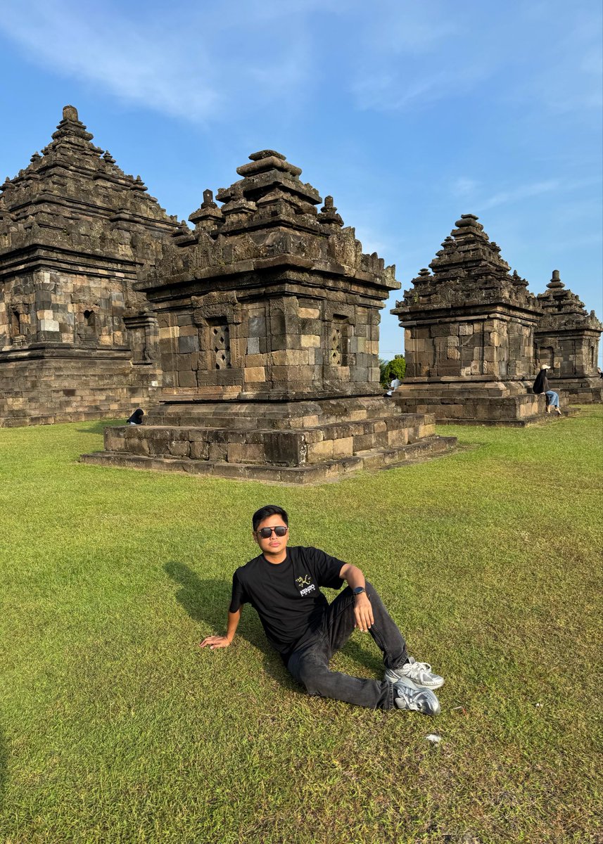 Adampejalan's tweet photo. Masih tentang #jogja
In my humble opnions, ini itu salah satu underrated #candi yang gak jarang dikunjungi wisatawan, tp sayang klo dilewatkan 😬😎
(+) Sepi, jadi mau foto atau buat konten bisa bebas, lokasi gak jauh dr jogja kota sktr 20 menit sampai, dan lokasinya agak di dataran tinggi jadi klo beruntung bs liat Prambanan dari sini, HTM gak mahal.
(-) Area gak terlalu luas jadi langsung fokus ke Candi itu aja.
Ada yang tau Candi apa ini??