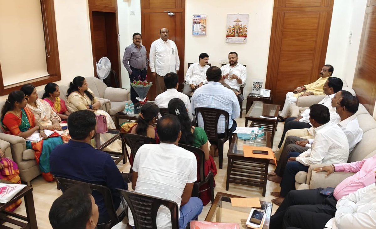 PrashantBYadav's tweet photo. राज्याचे ग्रामविकास तथा पंचायतराज मंत्री माननीय श्री.जयकुमार गोरे साहेब यांची मुंबई येथे चिपळूण तालुका सरपंच संघटनेच्या पदाधिकाऱ्यांसमवेत भेट घेतली. तसेच त्यांच्याशी विविध विषयांवर सविस्तर चर्चा केली. यासोबतच चिपळूण तालुक्यातील ग्रामीण समस्या आणि अडचणी यांविषयी लेखी निवेदन दिले. त्यांनी सर्वांचे म्हणणे ऐकून घेतले आणि आपल्या मागण्यांवर सकारात्मक विचार करणार असल्याचे सांगितले. त्यांनी भेटीसाठी वेळ दिल्याबद्दल त्यांचे आभार!

यावेळी भाजपचे रत्नागिरी उत्तरचे जिल्हाध्यक्ष सतीश मोरे, भाजपचे नेते सहदेव बेटकर, दक्षिण जिल्हा उपाध्यक्ष बळीराम मोरे, जिल्हा चिटणीस तसेच चिपळूण तालुका सरपंच संघटनेचे अध्यक्ष योगेश शिर्के, चिपळूण ग्रामीण महिला मोर्चाच्या अध्यक्ष तथा भिलेच्या सरपंच आदिती गुडेकर, तालुका सरपंच संघटनेच्या उपाध्यक्ष सुहास भागडे, सचिव विकास गमरे, सहसचिव सदानंद पवार, सरपंच संघटनेचे सदस्य श्रेया वीरकर, नम्रता मोहिते, सल्लागार संदीप जाबरे, सल्लागार आणि मालघरचे सरपंच सुनील वाजे यांच्यासह चिपळूण तालुक्यातील विविध गावचे सरपंच आदी उपस्थित होते.
@Jaykumar_Gore 
@BJP4Maharashtra 

#jaykumargore #chiplun #ratnagiri #konkan #mumbai